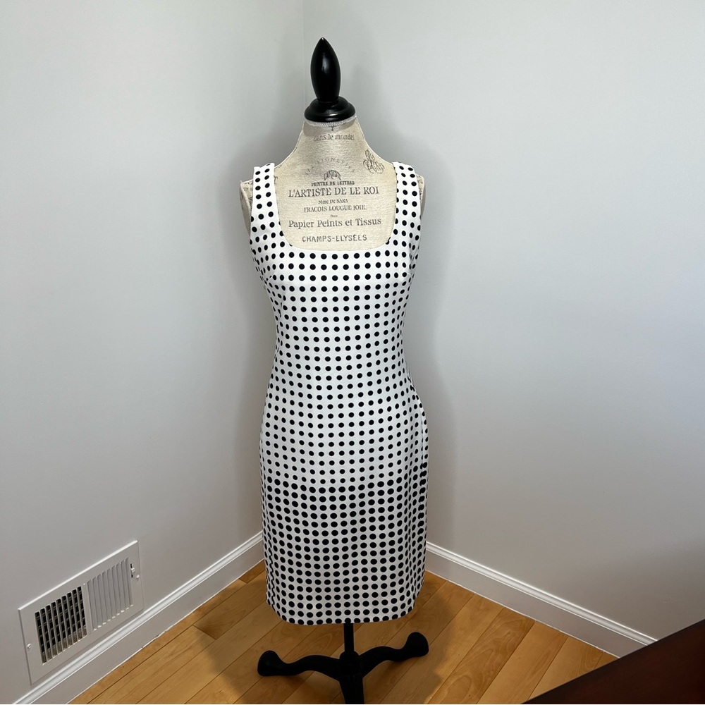 Polka dot dress!! Love this design.